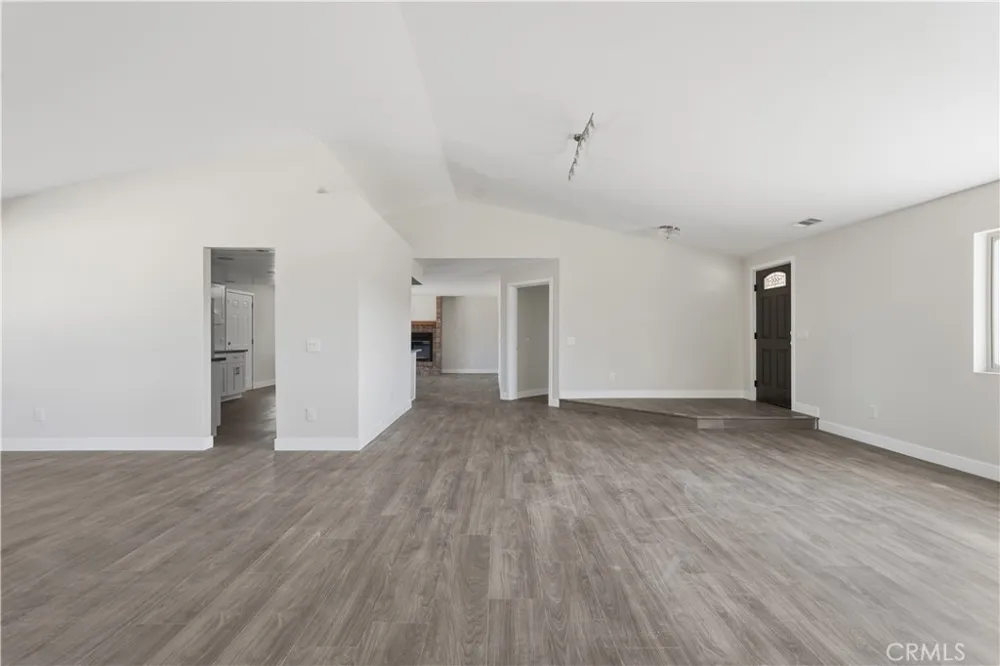 9780 Aster Oak Hills, CA 92344