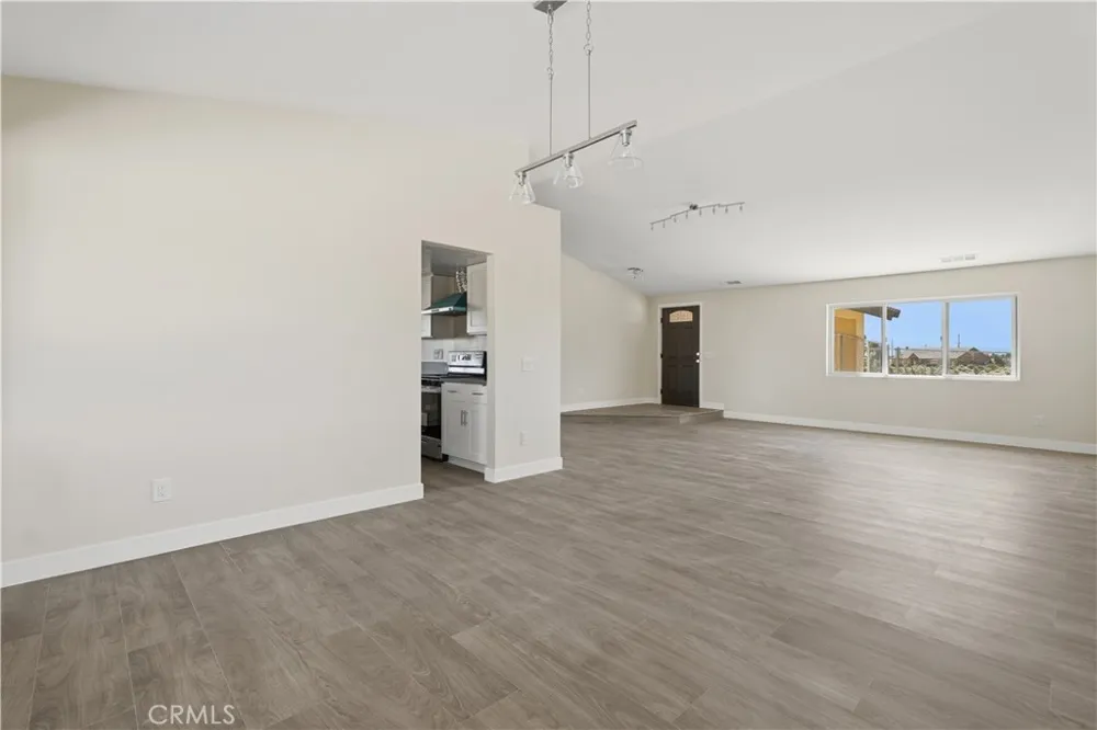 9780 Aster Oak Hills, CA 92344