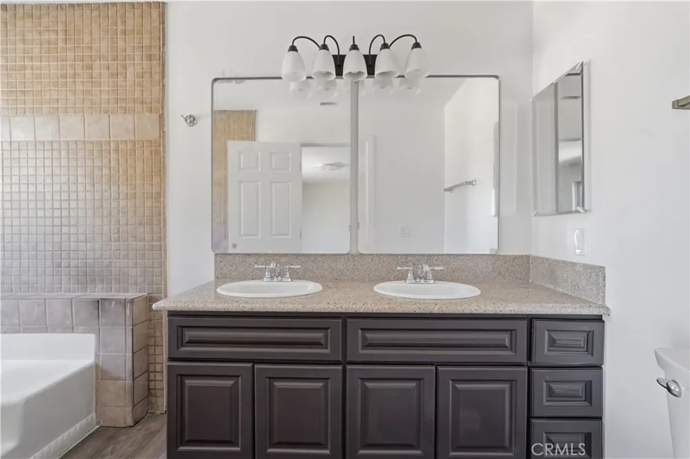 9780 Aster Oak Hills, CA 92344