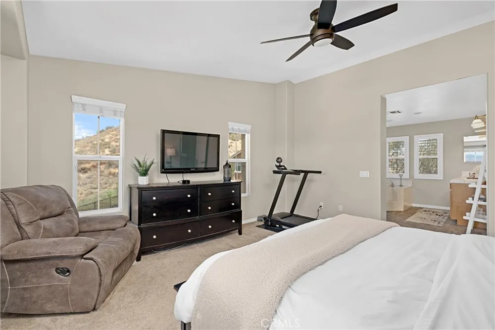 28060 Linda Lane Saugus, CA 91350