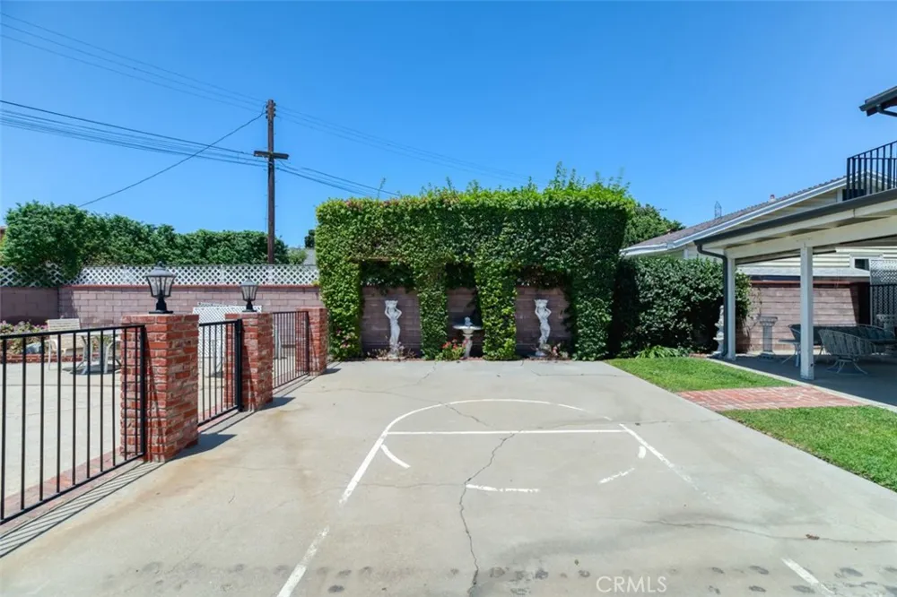 8315 Canterbury Avenue Sun Valley, CA 91352