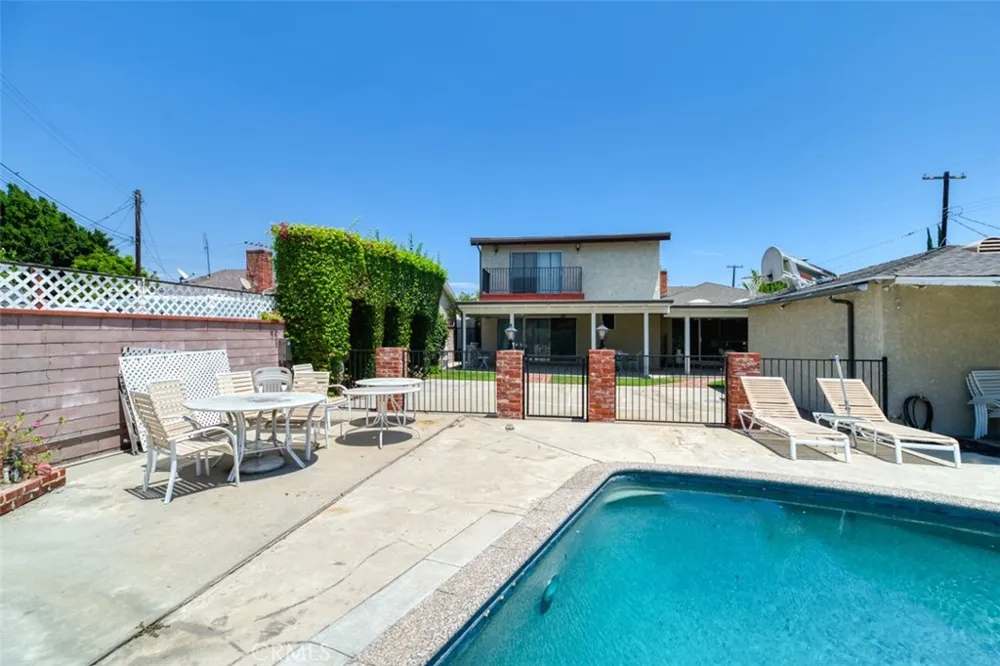 8315 Canterbury Avenue Sun Valley, CA 91352
