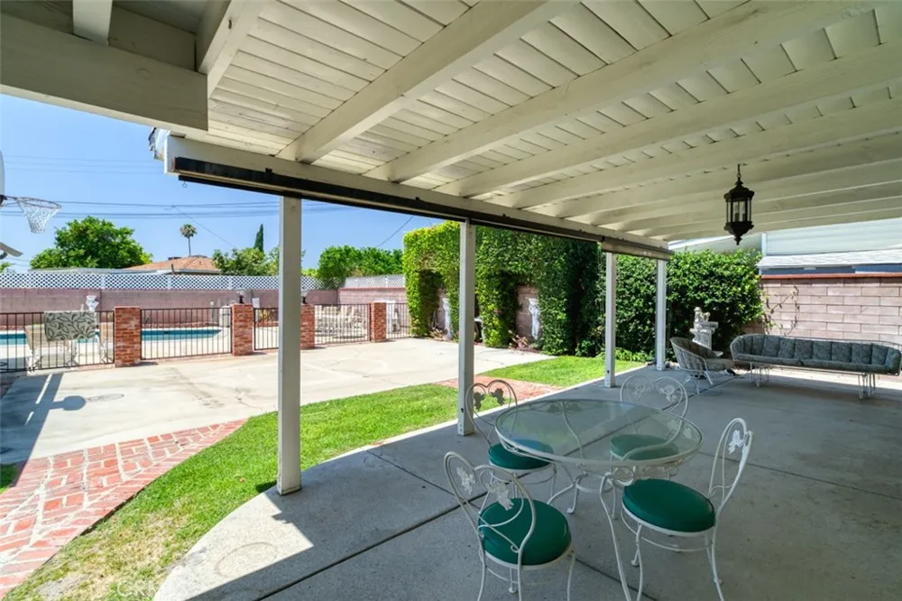 8315 Canterbury Avenue Sun Valley, CA 91352