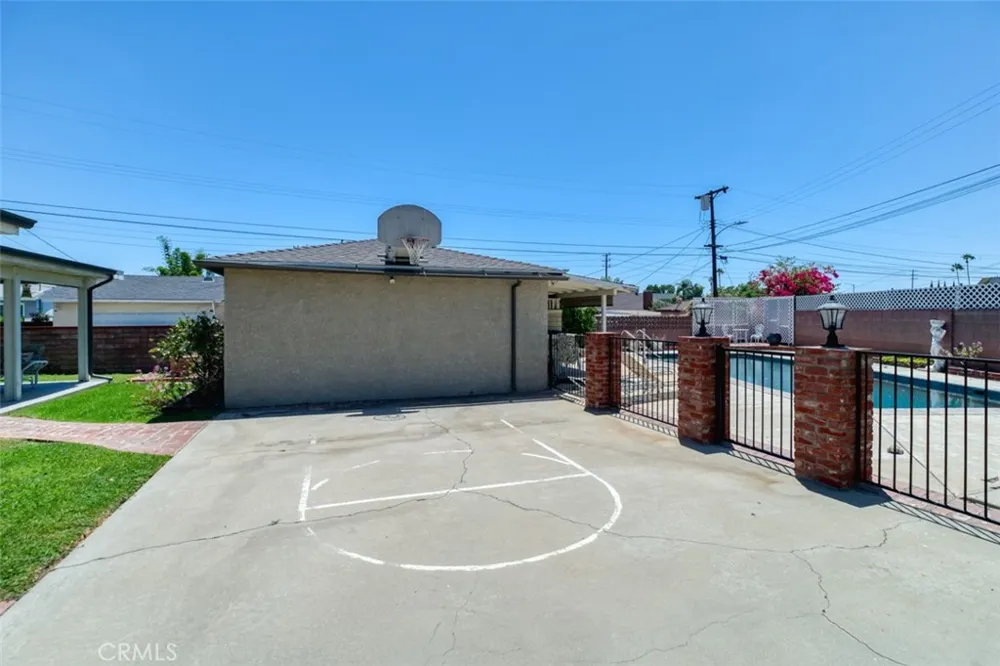 8315 Canterbury Avenue Sun Valley, CA 91352