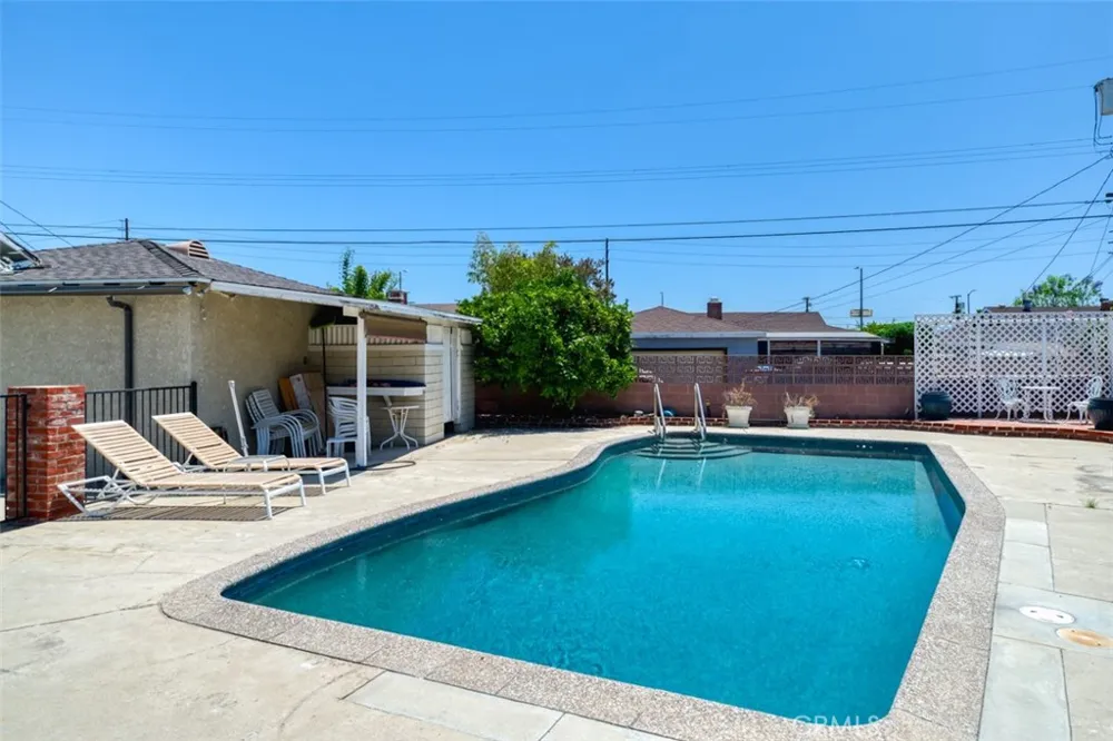 8315 Canterbury Avenue Sun Valley, CA 91352