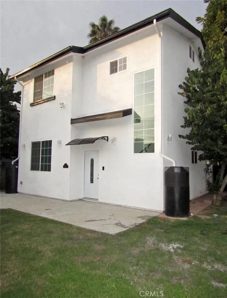 16023 Wyandotte Street Lake Balboa, CA 91406