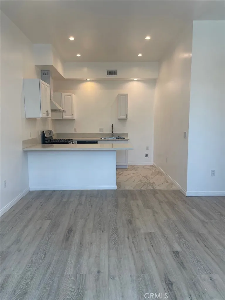 16023 Wyandotte Street Lake Balboa, CA 91406