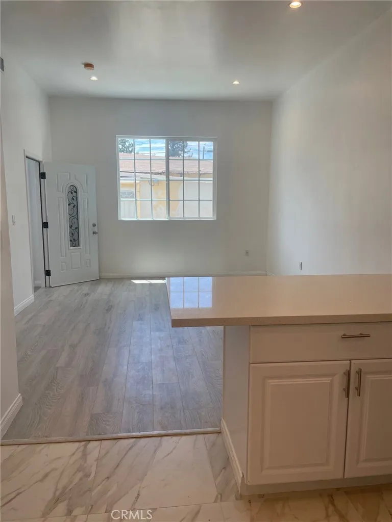 16023 Wyandotte Street Lake Balboa, CA 91406