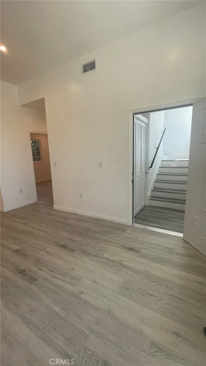 16023 Wyandotte Street Lake Balboa, CA 91406