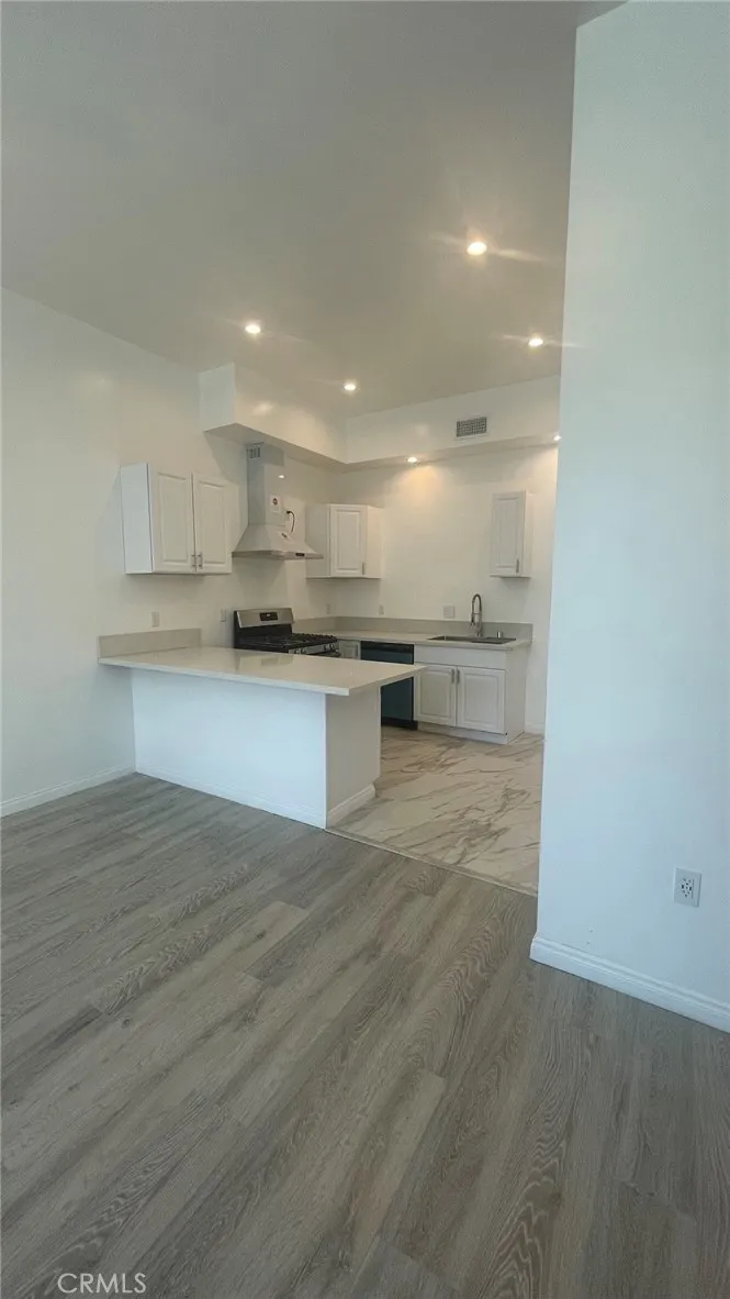 16023 Wyandotte Street Lake Balboa, CA 91406