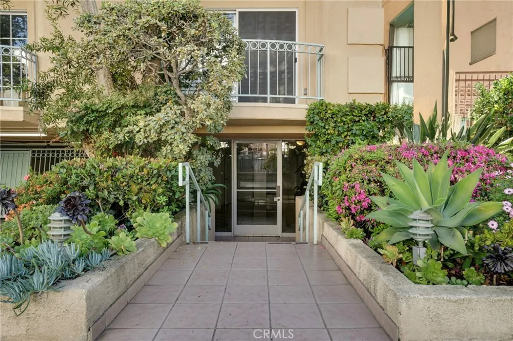 1871 Greenfield Avenue #102 Los Angeles, CA 90025