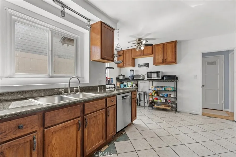 14319 Valerio Street Van Nuys, CA 91405