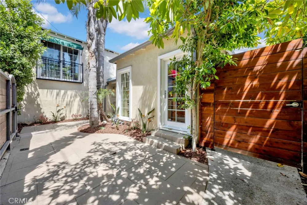 3374 Floyd Los Angeles, CA 90068