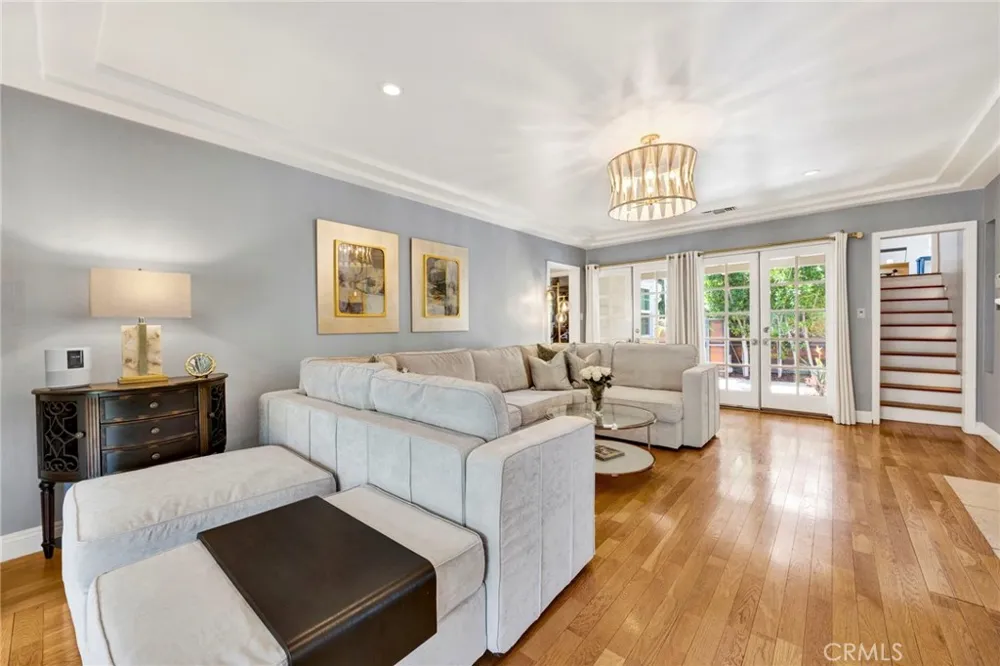 3374 Floyd Los Angeles, CA 90068