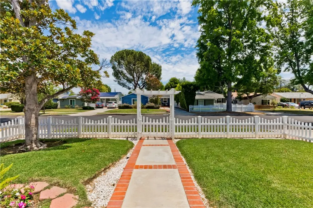 5429 Columbus Avenue Sherman Oaks, CA 91411