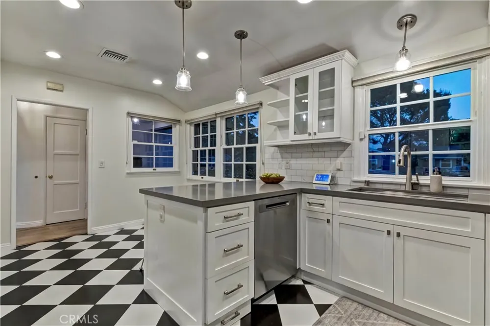 5429 Columbus Avenue Sherman Oaks, CA 91411