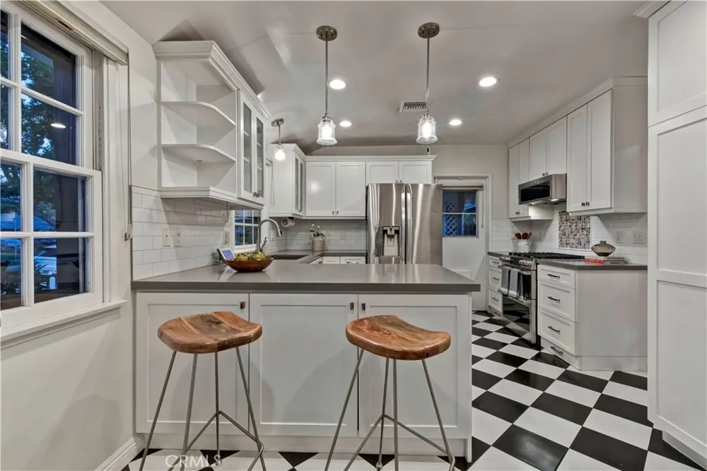 5429 Columbus Avenue Sherman Oaks, CA 91411