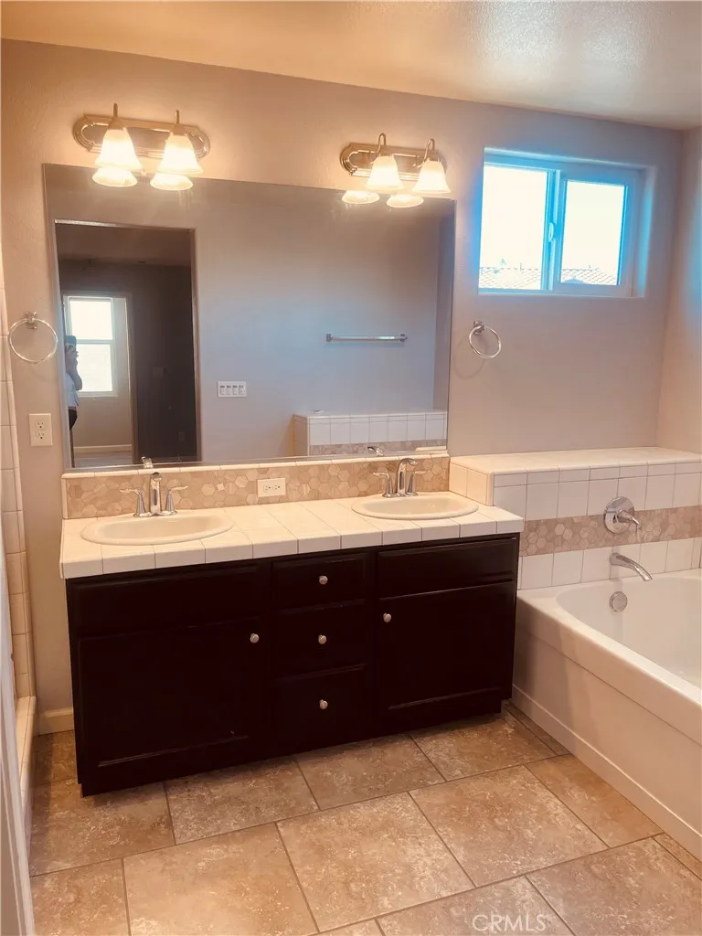 6251 E Overlook Fresno, CA 93727