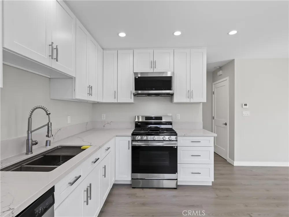 7318 Leescott Avenue Lake Balboa, CA 91406