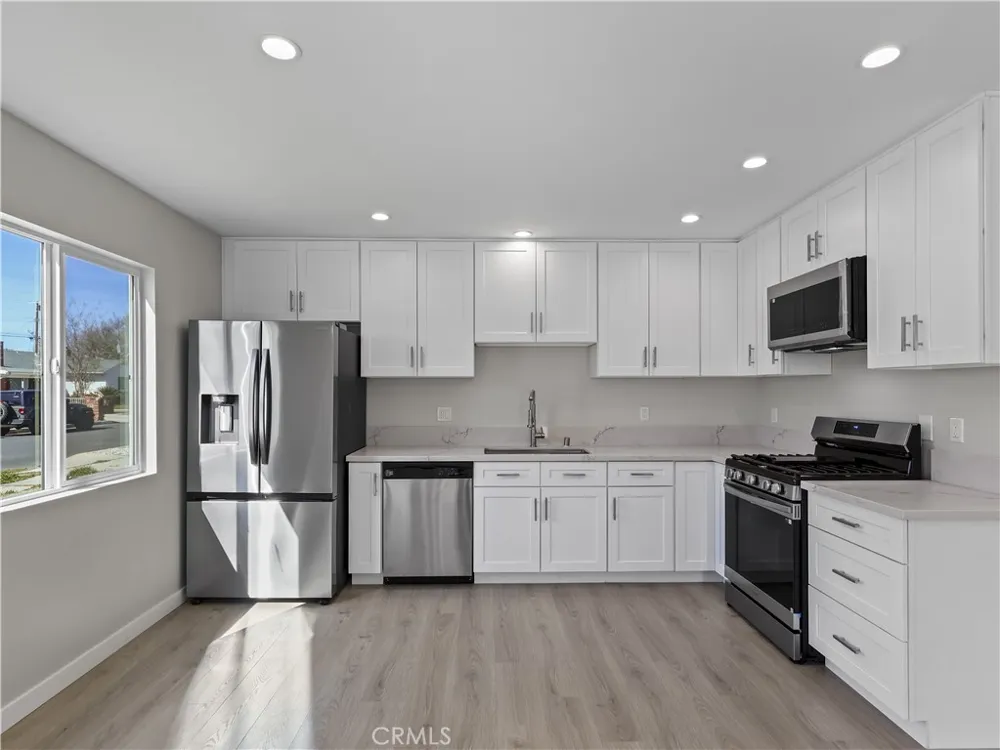 7318 Leescott Avenue Lake Balboa, CA 91406