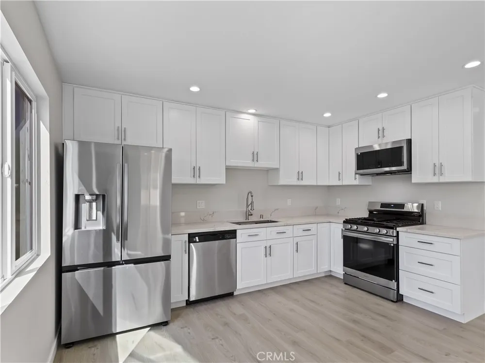 7318 Leescott Avenue Lake Balboa, CA 91406