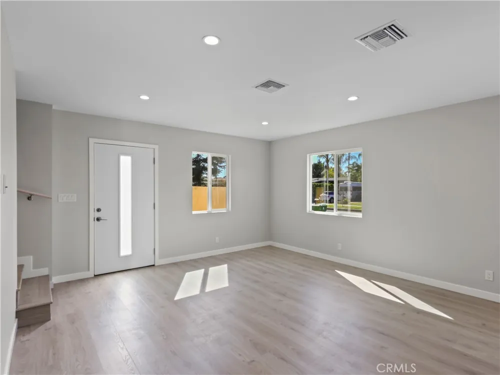 7318 Leescott Avenue Lake Balboa, CA 91406