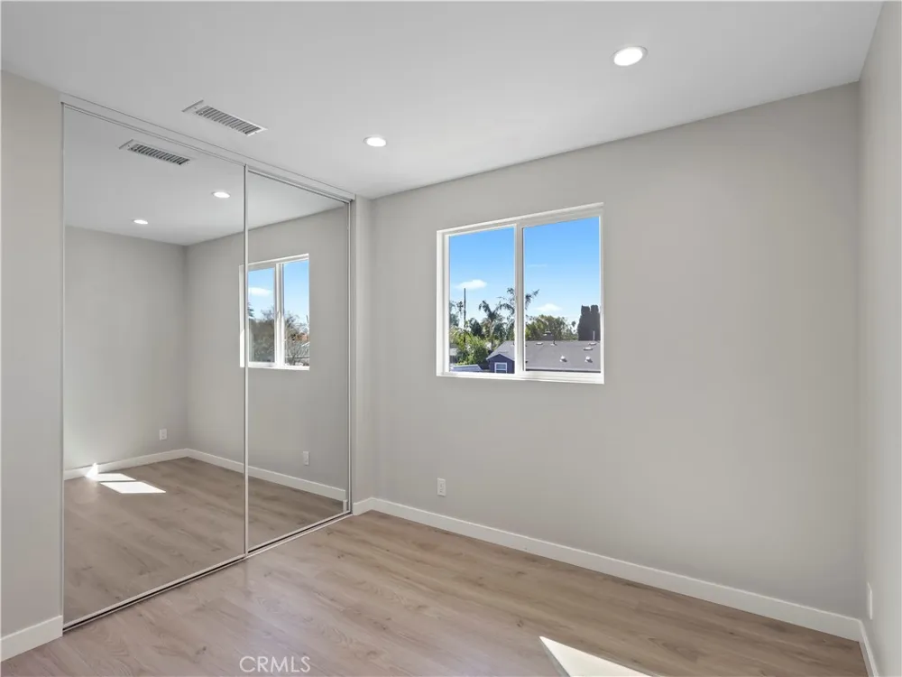 7318 Leescott Avenue Lake Balboa, CA 91406