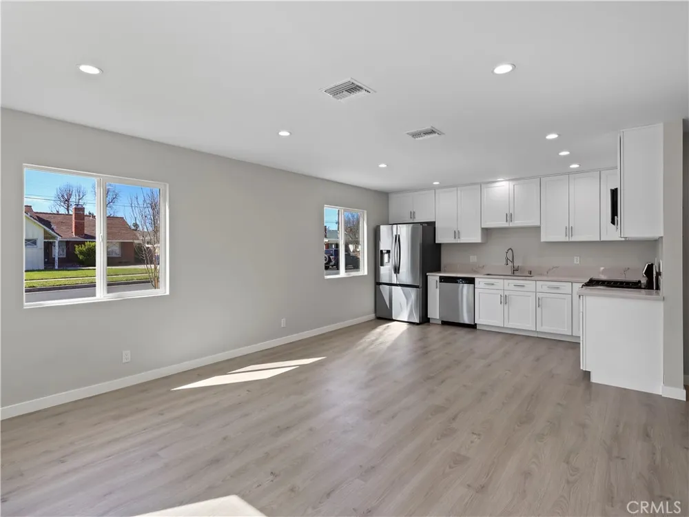 7318 Leescott Avenue Lake Balboa, CA 91406
