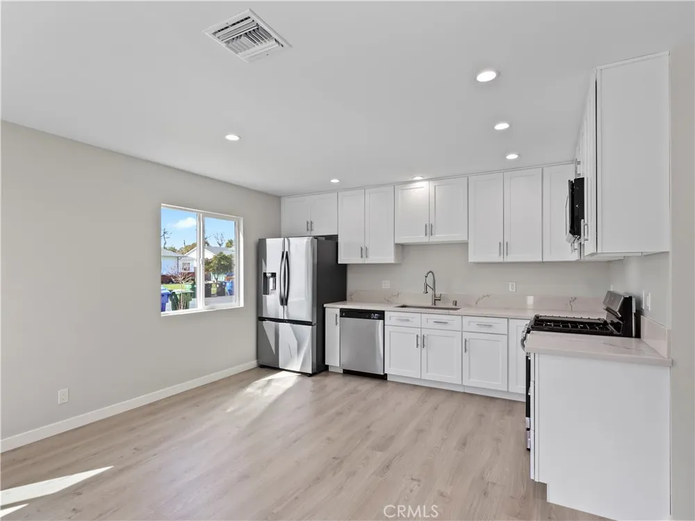 7318 Leescott Avenue Lake Balboa, CA 91406