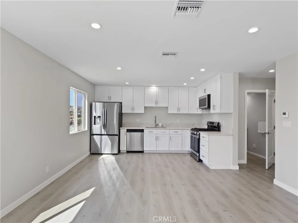 7318 Leescott Avenue Lake Balboa, CA 91406
