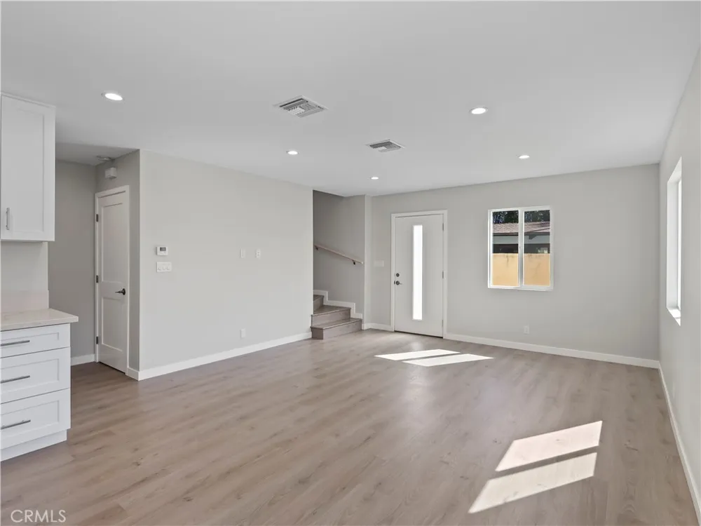 7318 Leescott Avenue Lake Balboa, CA 91406