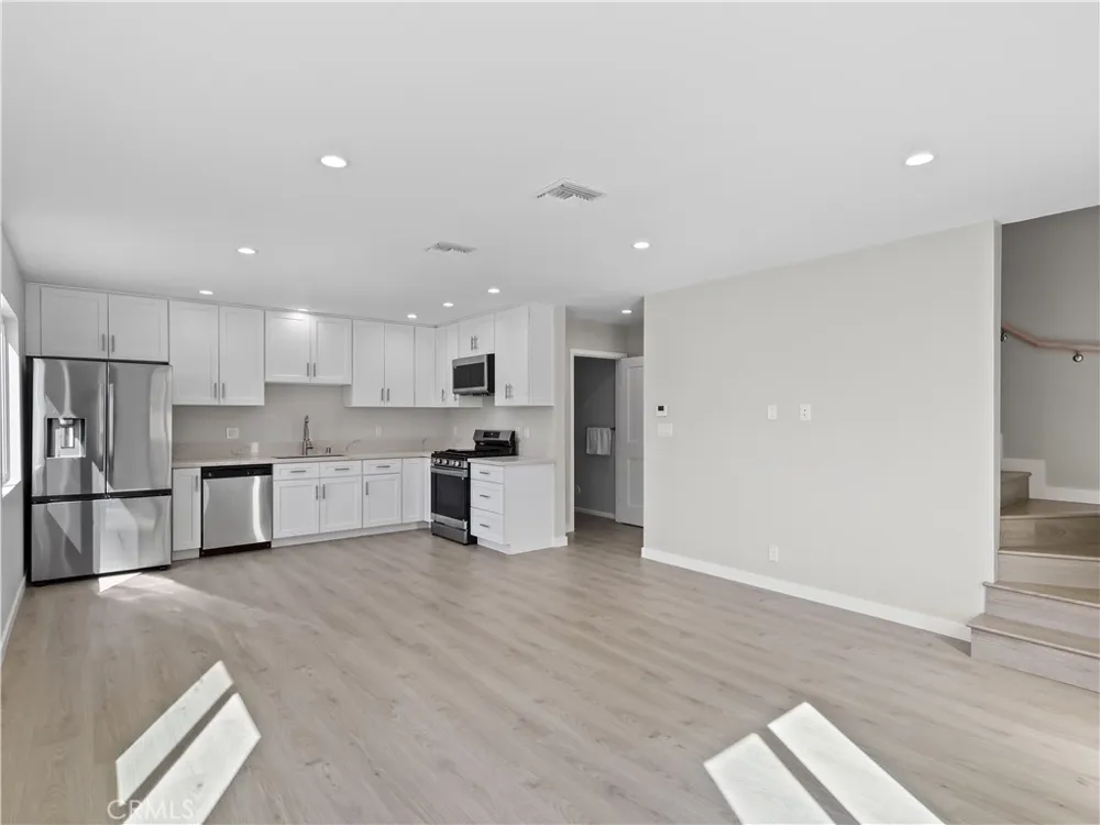 7318 Leescott Avenue Lake Balboa, CA 91406
