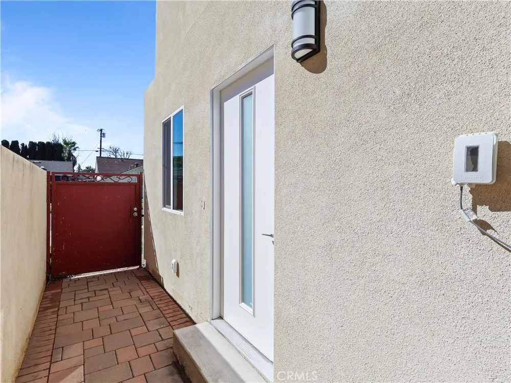 7318 Leescott Avenue Lake Balboa, CA 91406