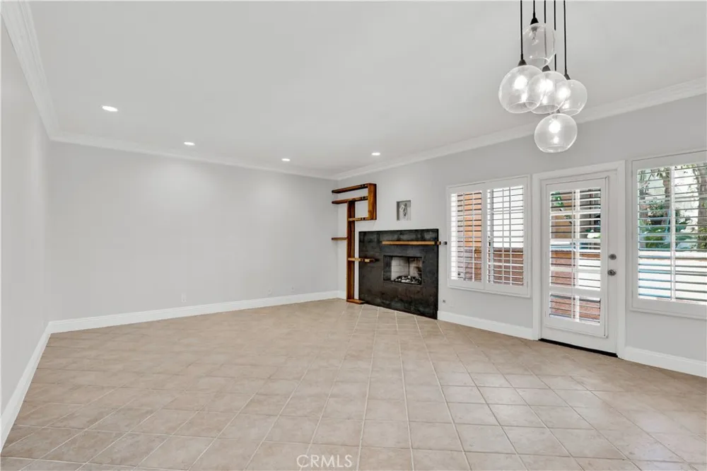 5200 White Oak Avenue #52 Encino, CA 91316