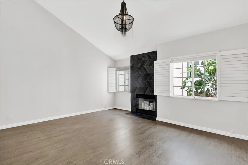 5200 White Oak Avenue #52 Encino, CA 91316