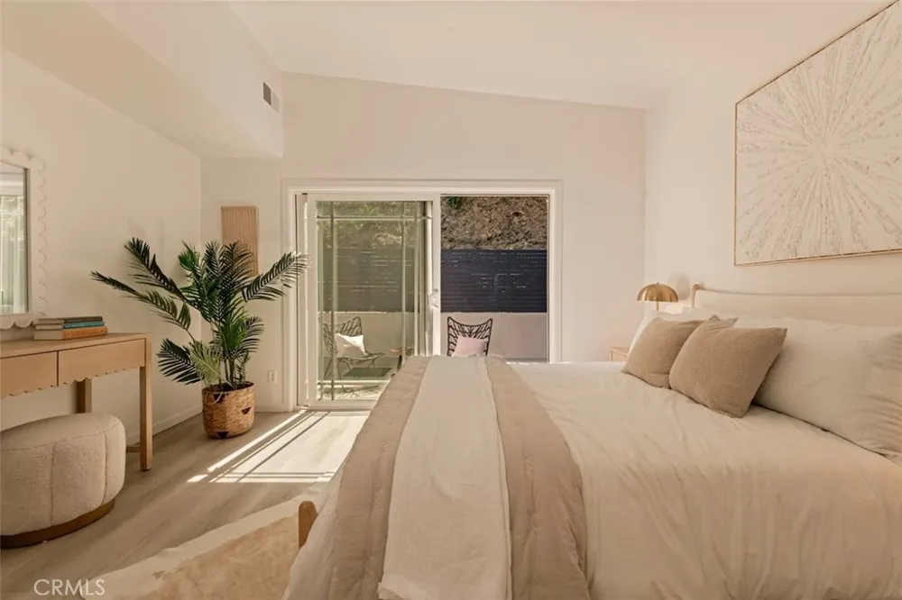 3534 Stonehill Sherman Oaks, CA 91423