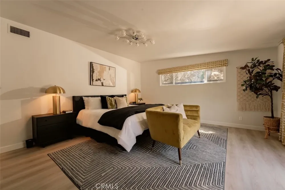 3534 Stonehill Sherman Oaks, CA 91423