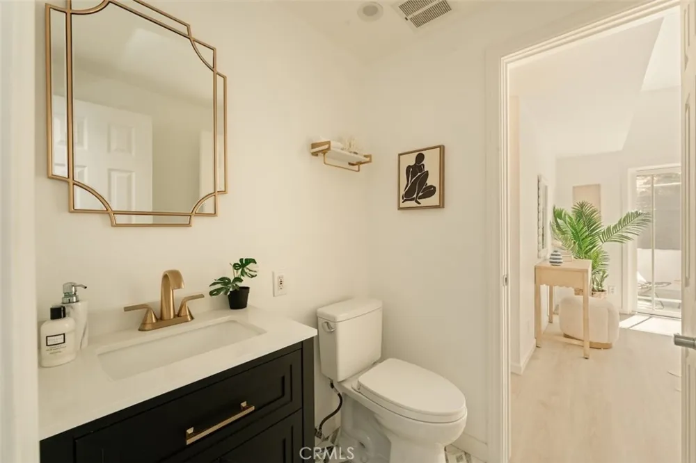 3534 Stonehill Sherman Oaks, CA 91423