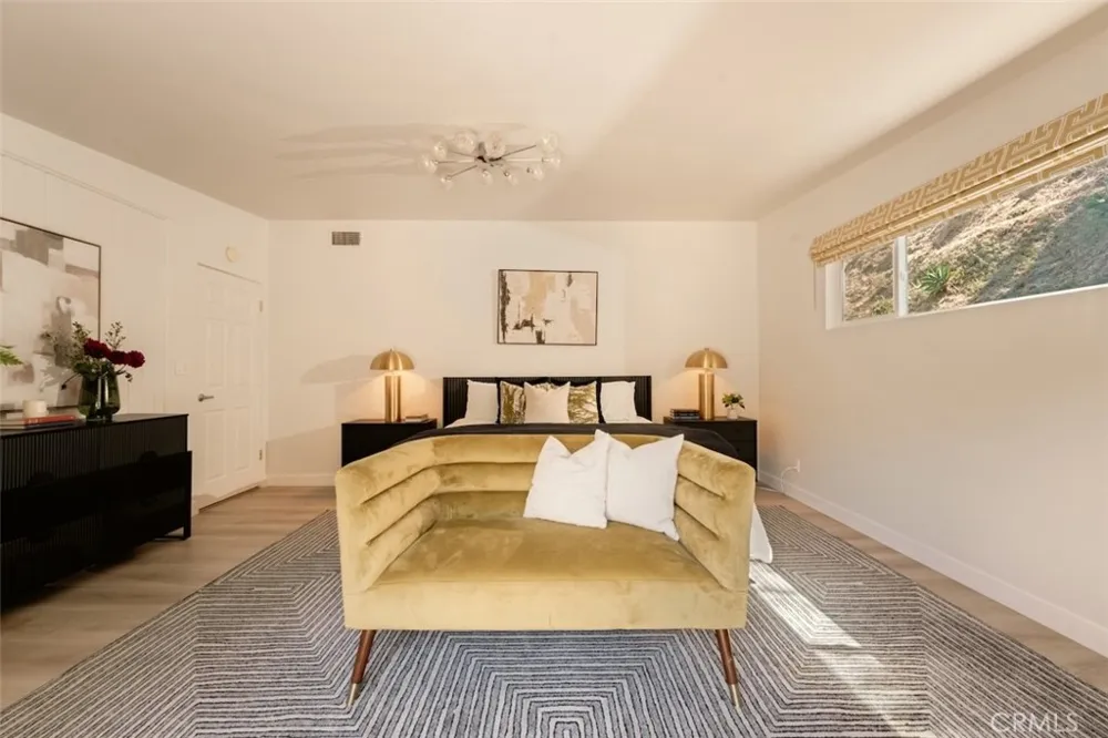 3534 Stonehill Sherman Oaks, CA 91423