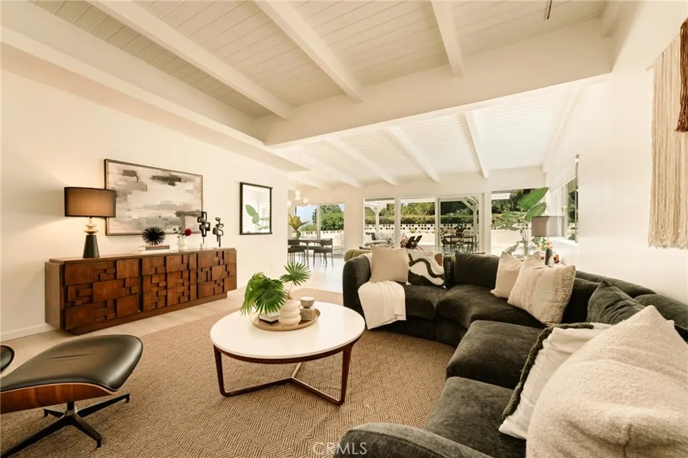 3534 Stonehill Sherman Oaks, CA 91423