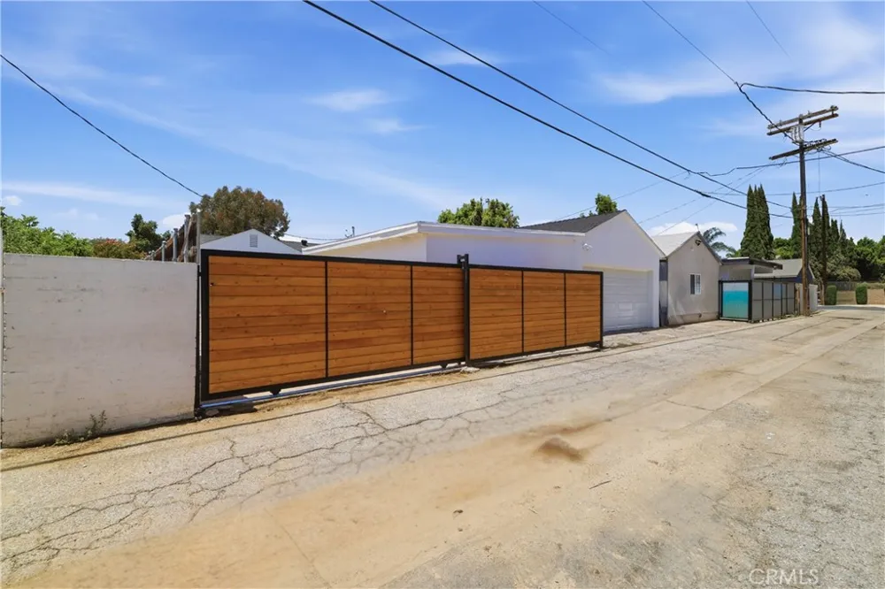 7446 Dempsey Avenue Lake Balboa, CA 91406