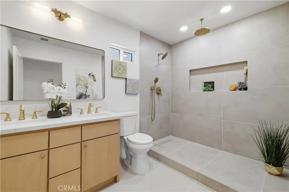 7446 Dempsey Avenue Lake Balboa, CA 91406