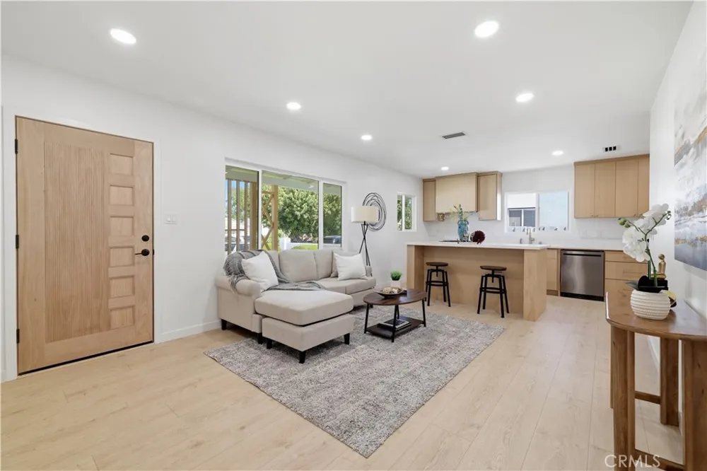 7446 Dempsey Avenue Lake Balboa, CA 91406