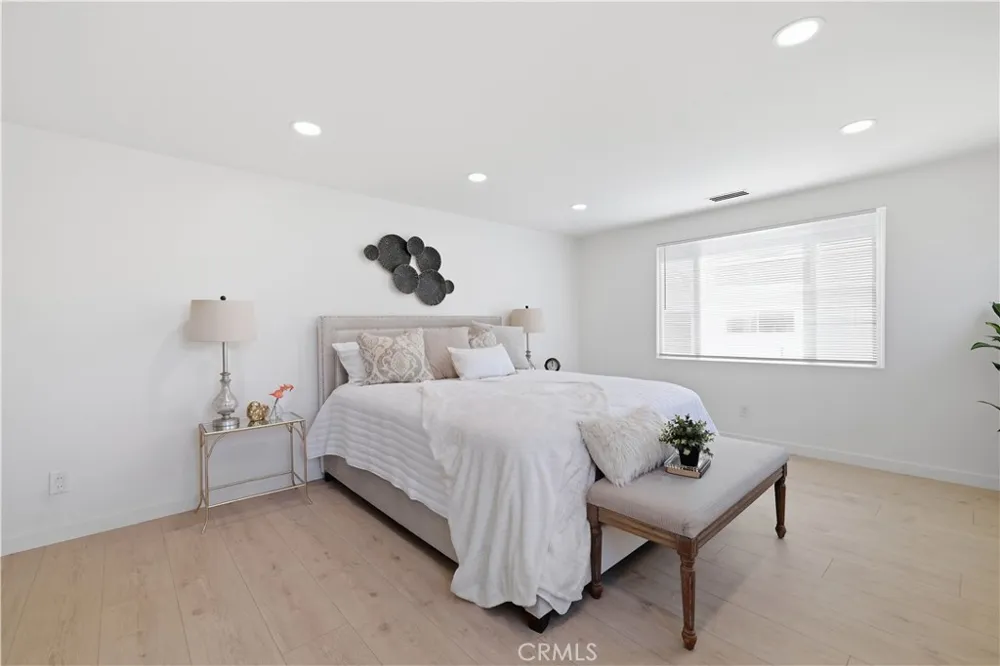 7446 Dempsey Avenue Lake Balboa, CA 91406