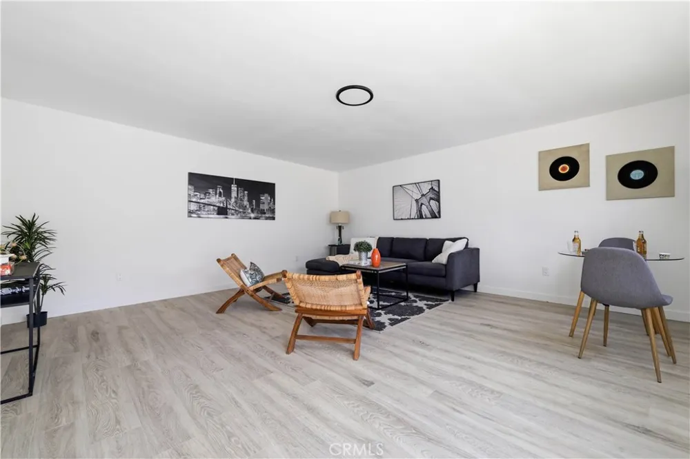 7446 Dempsey Avenue Lake Balboa, CA 91406