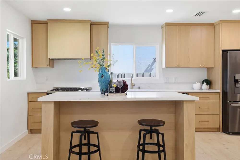 7446 Dempsey Avenue Lake Balboa, CA 91406