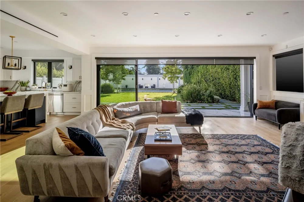 4637 Morella Avenue Valley Village, CA 91607