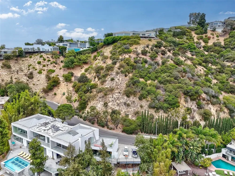 8875 THRASHER AVENUE West Hollywood, CA 90069