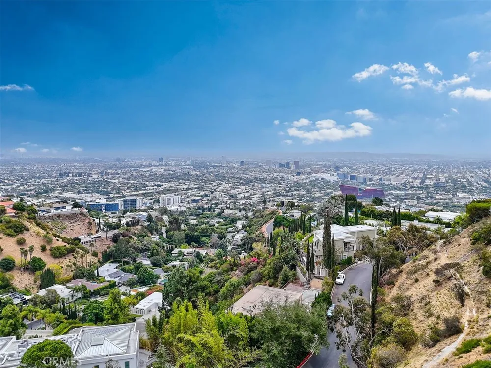 8875 THRASHER AVENUE West Hollywood, CA 90069