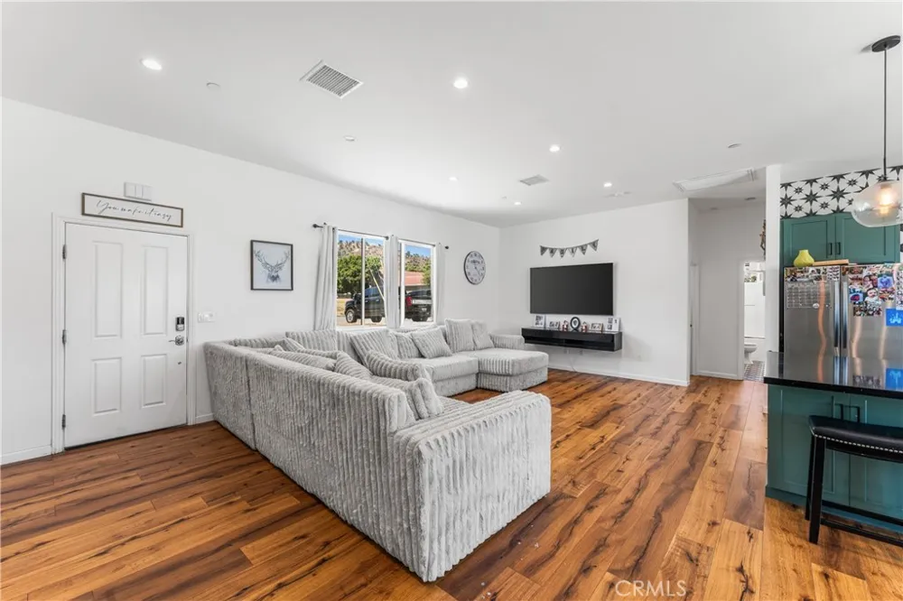 28301 stallion springs drive Tehachapi, CA 93561